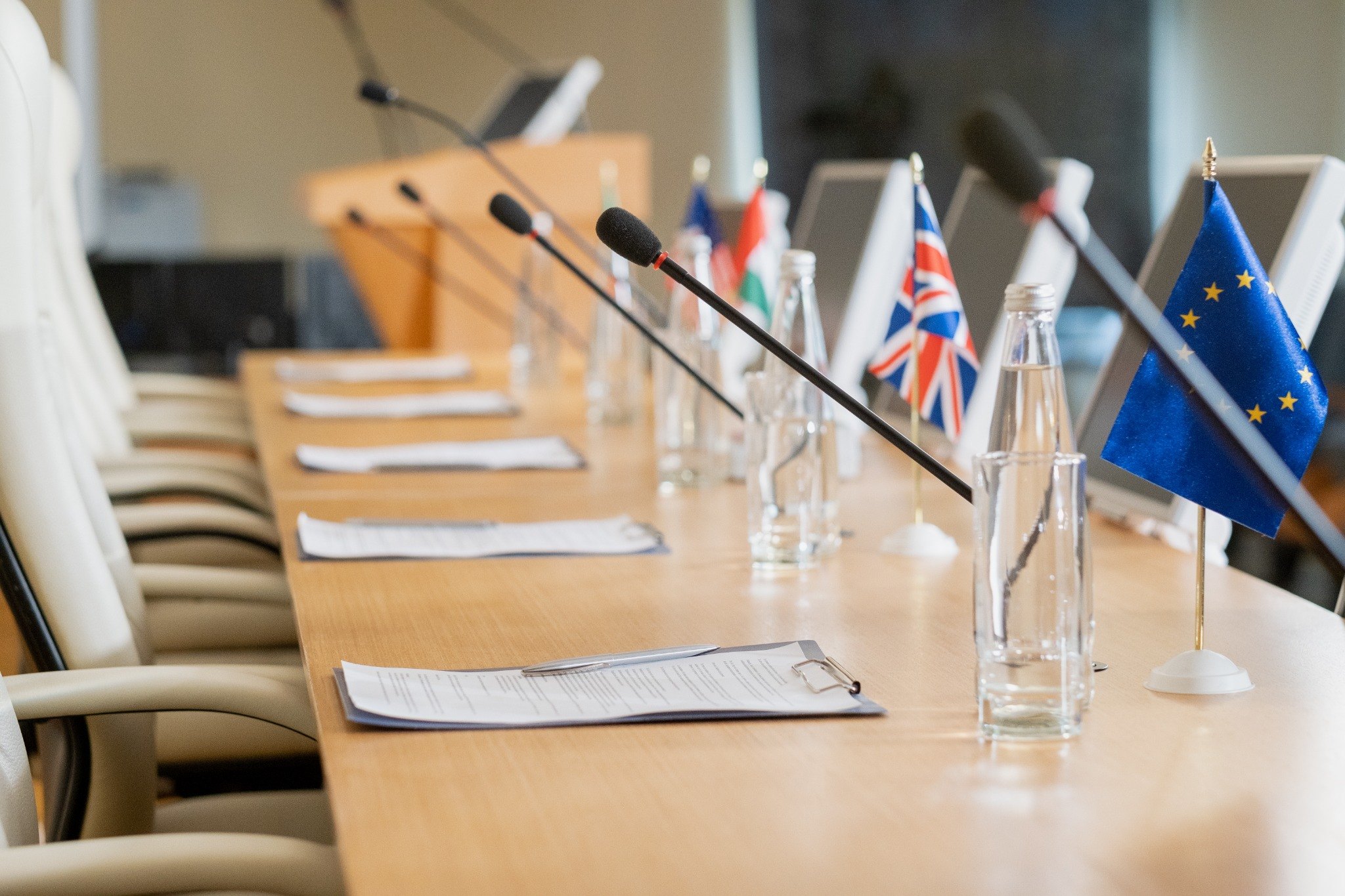 Advisory setting representing founder and investor preparation